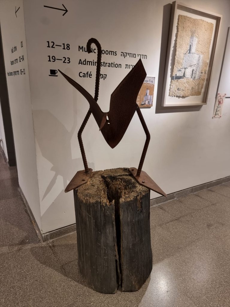 פסל "הצייד" בתערוכה בהרצליה