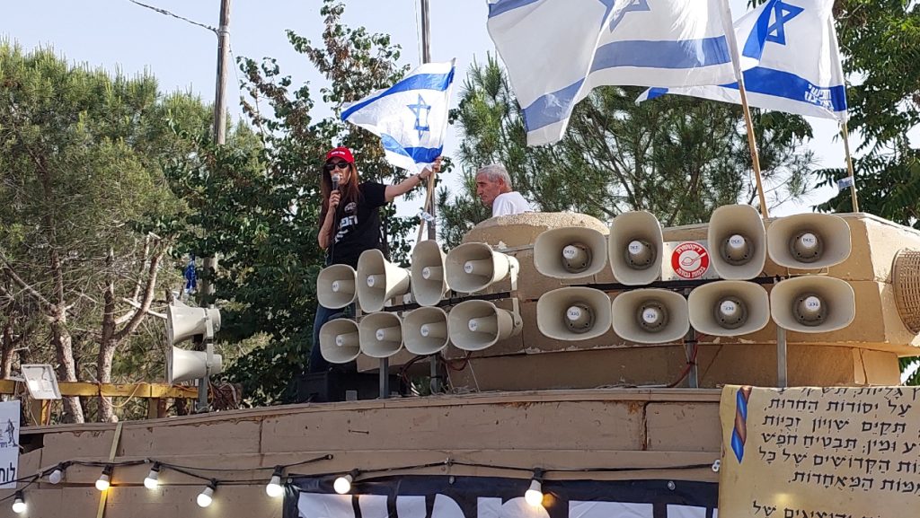 הסופרת צרויה שלו על טנק המחאה בירושלים